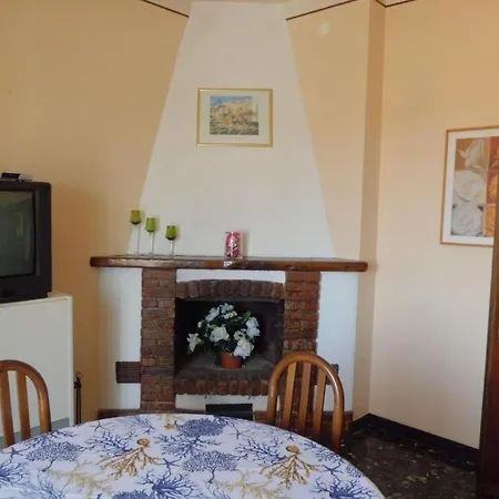 Sonnige Ferienwohnung Mit Zwei Schlafzimmern, Zwei Balkonen Und Meerblick