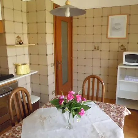 Sonnige Ferienwohnung Mit Zwei Schlafzimmern, Zwei Balkonen Und Meerblick Apartament *