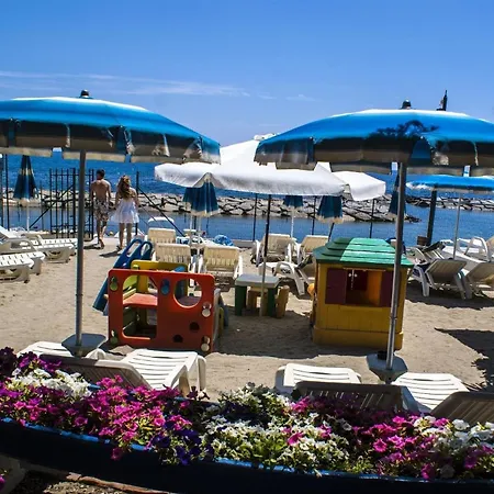 Sonnige Ferienwohnung Mit Zwei Schlafzimmern, Zwei Balkonen Und Meerblick San Bartolomeo Al Mare