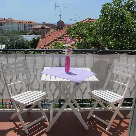 Sonnige Ferienwohnung Mit Zwei Schlafzimmern, Zwei Balkonen Und Meerblick
