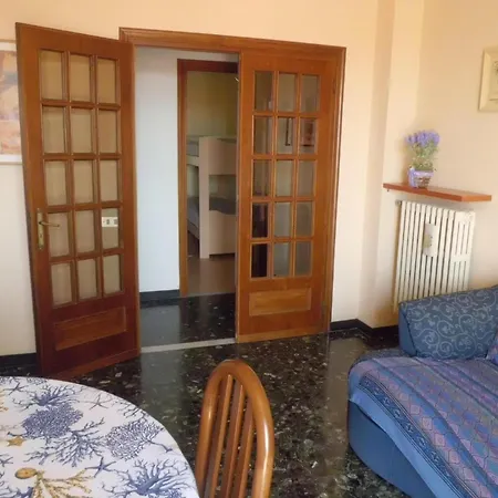 Sonnige Ferienwohnung Mit Zwei Schlafzimmern, Zwei Balkonen Und Meerblick Apartament